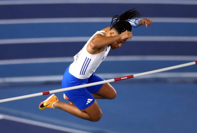 6,17 μ. – Ιστορική πτήση από τον Εμμανουήλ Καραλής στο Πανελλήνιο Πρωτάθλημα Κλειστού Στίβου